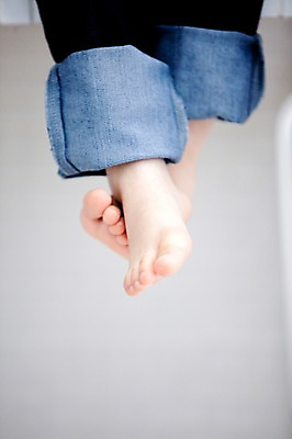 포토 JPG 어린이 발 실내 한명 사람 동양인 신체부위 카펫 한국인 어린이만 국내포토 1 인종 내부 파일형식