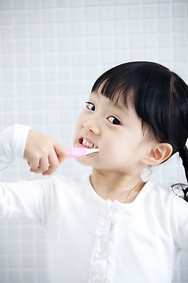 포토 JPG 라이프스타일 여자 딸 어린이 실내 한명 서기 들기 사람 동양인 상반신 유치원생 거울 한국인 욕실 양치 자녀 칫솔 화장실 여자만 여자한명만 어린이만 소녀한명만 국내포토 1 가족 모션 인종 내부 생활 위생용품 청결 소녀만 파일형식