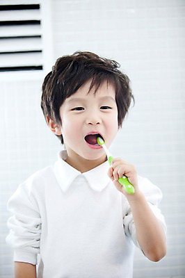 포토 JPG 라이프스타일 남자 아들 어린이 실내 한명 서기 들기 사람 동양인 소년 상반신 유치원생 한국인 욕실 양치 자녀 칫솔 화장실 남자만 남자한명만 어린이만 소년한명만 국내포토 1 가족 모션 인종 내부 생활 위생용품 청결 소년만 파일형식