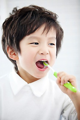 포토 JPG 라이프스타일 남자 아들 어린이 실내 한명 서기 미소 웃음 들기 사람 동양인 소년 상반신 유치원생 한국인 욕실 양치 자녀 칫솔 화장실 남자만 남자한명만 어린이만 소년한명만 국내포토 1 가족 모션 표정 인종 내부 생활 위생용품 청결 소년만 파일형식