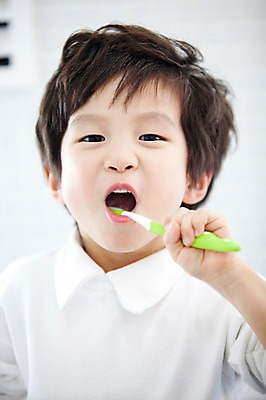 포토 JPG 라이프스타일 남자 아들 어린이 실내 사랑 가족애 한명 서기 들기 사람 동양인 소년 상반신 유치원생 한국인 욕실 양치 자녀 칫솔 화장실 남자만 남자한명만 어린이만 소년한명만 국내포토 1 감정 가족 모션 인종 내부 생활 위생용품 청결 소년만 파일형식