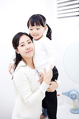 포토 JPG 라이프스타일 여자 딸 행복 어린이 가족 안기 엄마 실내 사랑 가족애 서기 미소 웃음 사람 동양인 상반신 성인 두명 라이프 30대 유치원생 기쁨 거울 한국인 욕실 자녀 드라이어 즐거움 화장실 여자만 국내포토 감정 관계 모션 표정 인종 내부 생활 장년 미용용품 파일형식