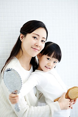 포토 JPG 라이프스타일 여자 딸 행복 어린이 가족 안기 엄마 실내 사랑 가족애 서기 미소 웃음 들기 사람 동양인 상반신 성인 두명 라이프 30대 유치원생 기쁨 거울 한국인 욕실 자녀 머리빗 즐거움 화장실 여자만 국내포토 감정 관계 모션 표정 인종 내부 생활 장년 미용용품 파일형식