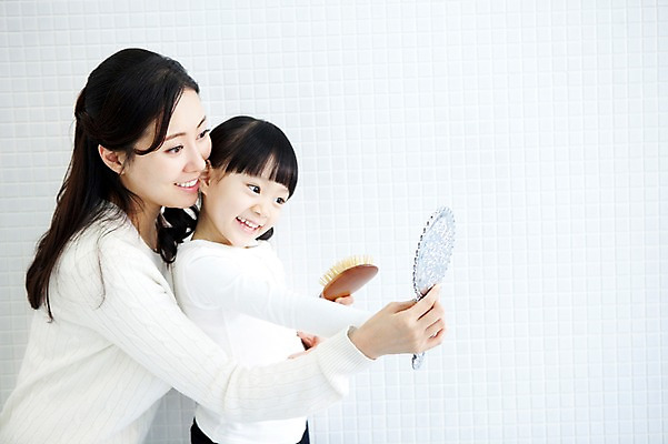 포토 JPG 라이프스타일 여자 딸 행복 어린이 가족 안기 엄마 실내 사랑 가족애 서기 미소 웃음 들기 사람 동양인 상반신 성인 두명 라이프 30대 유치원생 기쁨 거울 한국인 욕실 자녀 머리빗 즐거움 화장실 손거울 여자만 국내포토 감정 관계 모션 표정 인종 내부 생활 장년 미용용품 파일형식