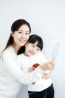 포토 JPG 라이프스타일 여자 딸 행복 어린이 가족 안기 엄마 실내 사랑 가족애 서기 미소 웃음 들기 사람 동양인 상반신 성인 두명 라이프 30대 유치원생 기쁨 거울 한국인 욕실 자녀 즐거움 화장실 손거울 여자만 국내포토 감정 관계 모션 표정 인종 내부 생활 장년 파일형식