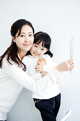 포토 JPG 라이프스타일 여자 딸 행복 어린이 가족 엄마 실내 사랑 가족애 서기 미소 웃음 들기 사람 동양인 상반신 성인 두명 라이프 30대 유치원생 기쁨 거울 한국인 욕실 자녀 즐거움 화장실 손거울 여자만 국내포토 감정 관계 모션 표정 인종 내부 생활 장년 파일형식
