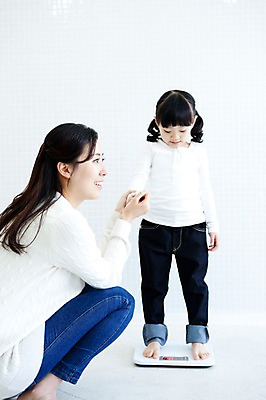 포토 JPG 전신 라이프스타일 여자 딸 행복 어린이 가족 엄마 실내 사랑 가족애 서기 미소 웃음 사람 동양인 성인 두명 라이프 30대 손잡기 유치원생 기쁨 거울 한국인 욕실 자녀 몸무게 즐거움 화장실 체중계 몸무게재기 여자만 국내포토 감정 관계 모션 표정 인종 내부 생활 장년 파일형식