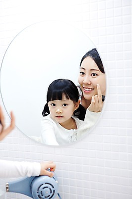 포토 JPG 라이프스타일 여자 딸 행복 어린이 가족 엄마 실내 사랑 가족애 미소 웃음 사람 동양인 성인 두명 라이프 30대 화장품 유치원생 기쁨 거울 한국인 욕실 자녀 드라이어 크림 즐거움 화장실 여자만 국내포토 감정 관계 표정 인종 내부 생활 장년 뷰티 미용용품 파일형식