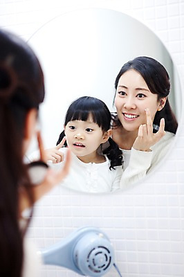 포토 JPG 라이프스타일 여자 딸 행복 어린이 가족 엄마 실내 사랑 가족애 미소 웃음 사람 동양인 성인 두명 라이프 30대 화장품 유치원생 기쁨 거울 한국인 욕실 자녀 크림 즐거움 화장실 손거울 여자만 국내포토 감정 관계 표정 인종 내부 생활 장년 뷰티 파일형식