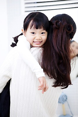 포토 JPG 라이프스타일 여자 딸 행복 어린이 가족 안기 엄마 실내 사랑 가족애 서기 미소 웃음 사람 동양인 상반신 성인 두명 라이프 30대 유치원생 기쁨 거울 한국인 욕실 자녀 드라이어 즐거움 화장실 여자만 국내포토 감정 관계 모션 표정 인종 내부 생활 장년 미용용품 파일형식