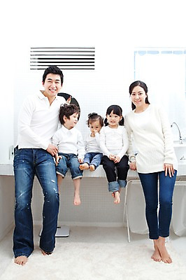 포토 JPG 전신 라이프스타일 여자 남자 딸 행복 아들 어린이 가족 엄마 실내 사랑 가족애 서기 미소 웃음 사람 앉기 동양인 소년 여러명 성인 라이프 30대 유치원생 기쁨 거울 한국인 욕실 자녀 아기 아빠 즐거움 세면대 화장실 다자녀 국내포토 감정 다수 관계 모션 표정 인종 내부 생활 장년 파일형식