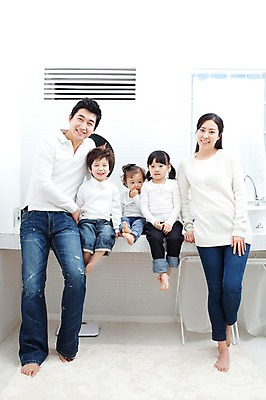 포토 JPG 전신 라이프스타일 여자 남자 딸 행복 아들 어린이 가족 엄마 실내 사랑 가족애 서기 미소 웃음 사람 앉기 동양인 소년 여러명 성인 라이프 30대 유치원생 기쁨 거울 한국인 욕실 자녀 아기 아빠 즐거움 세면대 화장실 다자녀 국내포토 감정 다수 관계 모션 표정 인종 내부 생활 장년 파일형식