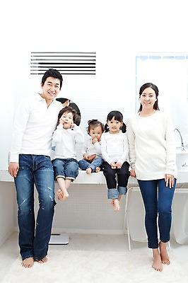포토 JPG 전신 라이프스타일 여자 남자 딸 행복 아들 어린이 가족 엄마 실내 사랑 가족애 서기 미소 웃음 사람 앉기 동양인 소년 여러명 성인 라이프 30대 유치원생 기쁨 거울 한국인 욕실 자녀 아기 아빠 즐거움 세면대 화장실 다자녀 국내포토 감정 다수 관계 모션 표정 인종 내부 생활 장년 파일형식