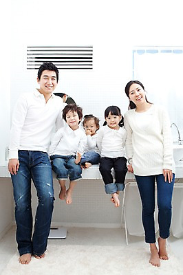 포토 JPG 전신 라이프스타일 여자 남자 딸 행복 아들 어린이 가족 엄마 실내 사랑 가족애 서기 미소 웃음 사람 앉기 동양인 소년 여러명 성인 라이프 30대 유치원생 기쁨 거울 한국인 욕실 자녀 아기 아빠 즐거움 세면대 화장실 다자녀 국내포토 감정 다수 관계 모션 표정 인종 내부 생활 장년 파일형식
