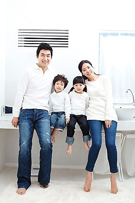 포토 JPG 전신 라이프스타일 여자 남자 딸 행복 아들 어린이 가족 엄마 실내 사랑 가족애 서기 미소 웃음 사람 앉기 동양인 소년 여러명 성인 라이프 30대 유치원생 기쁨 거울 한국인 욕실 자녀 아빠 즐거움 세면대 화장실 국내포토 감정 다수 관계 모션 표정 인종 내부 생활 장년 파일형식