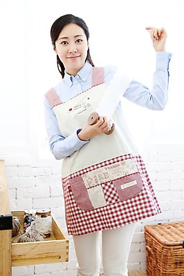 포토 JPG 라이프스타일 여자 가사 엄마 실내 한명 서기 미소 웃음 들기 사람 동양인 상반신 성인 30대 앞치마 한국인 실 서랍장 여자만 여자한명만 성인여자만 성인한명만 성인여자한명만 장년만 장년여자만 장년여자한명만 성인만 국내포토 레이스천 1 가구 가족 모션 표정 인종 내부 생활 장년 직물 파일형식