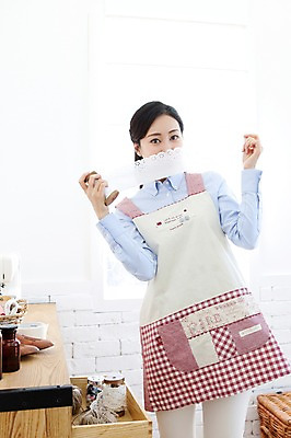 포토 JPG 라이프스타일 여자 가사 엄마 실내 한명 서기 미소 웃음 들기 사람 동양인 상반신 성인 30대 앞치마 한국인 실 서랍장 여자만 여자한명만 성인여자만 성인한명만 성인여자한명만 장년만 장년여자만 장년여자한명만 성인만 국내포토 레이스천 1 가구 가족 모션 표정 인종 내부 생활 장년 직물 파일형식