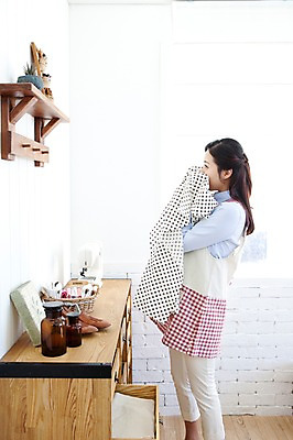 포토 JPG 라이프스타일 여자 가사 엄마 유리병 선반 실내 한명 서기 미소 웃음 들기 사람 동양인 상반신 성인 30대 바구니 앞치마 한국인 직물 도움 병 천 재봉틀 서랍장 여자만 여자한명만 성인여자만 성인한명만 성인여자한명만 장년만 장년여자만 장년여자한명만 성인만 국내포토 1 식기 가구 컨셉 가족 모션 병_용기 표정 인종 내부 생활 장년 파일형식