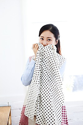 포토 JPG 라이프스타일 여자 가사 엄마 실내 한명 서기 미소 웃음 들기 사람 동양인 상반신 성인 30대 앞치마 한국인 직물 천 여자만 여자한명만 성인여자만 성인한명만 성인여자한명만 장년만 장년여자만 장년여자한명만 성인만 국내포토 1 가족 모션 표정 인종 내부 생활 장년 파일형식