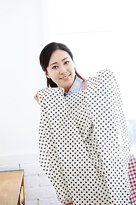 포토 JPG 라이프스타일 여자 가사 엄마 실내 한명 서기 미소 웃음 들기 사람 동양인 상반신 성인 30대 앞치마 한국인 직물 도움 천 여자만 여자한명만 성인여자만 성인한명만 성인여자한명만 장년만 장년여자만 장년여자한명만 성인만 국내포토 1 컨셉 가족 모션 표정 인종 내부 생활 장년 파일형식