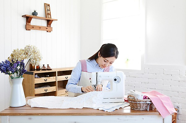 포토 JPG 식물 라이프스타일 여자 꽃 가사 탁자 엄마 실내 한명 미소 웃음 사람 앉기 상반신 성인 30대 바구니 꽃병 앞치마 한국인 도움 바느질 천 재봉틀 성인여자한명만 국내포토 1 가구 컨셉 가족 모션 표정 동양인 내부 생활 장년 직물 여자한명만 성인여자만 파일형식