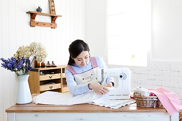 포토 JPG 식물 라이프스타일 여자 꽃 가사 탁자 엄마 선반 실내 한명 미소 웃음 사람 앉기 동양인 상반신 성인 30대 바구니 꽃병 앞치마 한국인 직물 바느질 천 재봉틀 서랍장 여자만 여자한명만 성인여자만 성인한명만 성인여자한명만 장년만 장년여자만 장년여자한명만 성인만 국내포토 1 가구 가족 모션 표정 인종 내부 생활 장년 파일형식