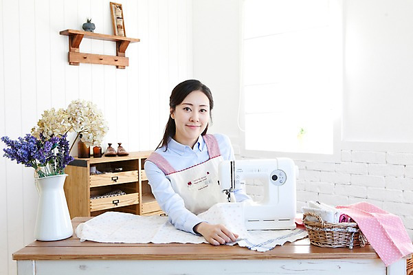 포토 JPG 식물 라이프스타일 여자 꽃 가사 탁자 엄마 선반 실내 한명 미소 웃음 사람 앉기 동양인 상반신 성인 30대 바구니 꽃병 앞치마 한국인 직물 바느질 천 재봉틀 서랍장 여자만 여자한명만 성인여자만 성인한명만 성인여자한명만 장년만 장년여자만 장년여자한명만 성인만 국내포토 1 가구 가족 모션 표정 인종 내부 생활 장년 파일형식