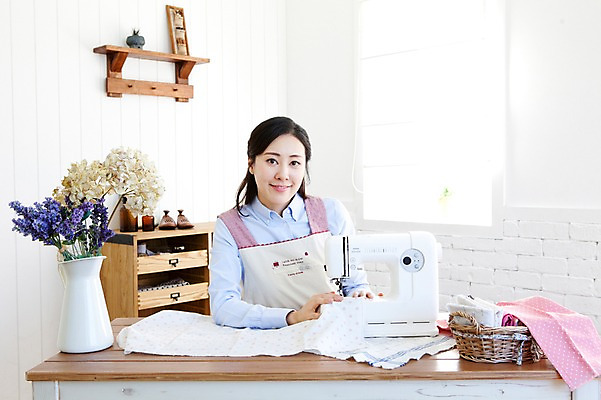 포토 JPG 식물 라이프스타일 여자 꽃 가사 탁자 엄마 선반 실내 한명 미소 웃음 사람 앉기 동양인 상반신 성인 30대 바구니 꽃병 앞치마 한국인 직물 도움 바느질 천 재봉틀 서랍장 여자만 여자한명만 성인여자만 성인한명만 성인여자한명만 장년만 장년여자만 장년여자한명만 성인만 국내포토 1 가구 컨셉 가족 모션 표정 인종 내부 생활 장년 파일형식