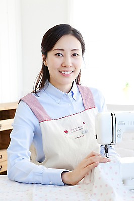 포토 JPG 라이프스타일 여자 가사 탁자 엄마 실내 한명 미소 웃음 사람 앉기 동양인 상반신 성인 30대 앞치마 한국인 직물 도움 바느질 천 재봉틀 여자만 여자한명만 성인여자만 성인한명만 성인여자한명만 장년만 장년여자만 장년여자한명만 성인만 국내포토 1 가구 컨셉 가족 모션 표정 인종 내부 생활 장년 파일형식