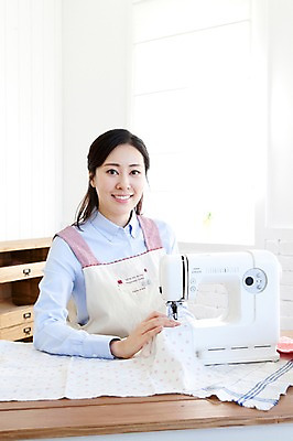 포토 JPG 라이프스타일 여자 가사 탁자 엄마 실내 한명 미소 웃음 사람 앉기 동양인 상반신 성인 30대 앞치마 한국인 직물 바느질 천 재봉틀 여자만 여자한명만 성인여자만 성인한명만 성인여자한명만 장년만 장년여자만 장년여자한명만 성인만 국내포토 1 가구 가족 모션 표정 인종 내부 생활 장년 파일형식