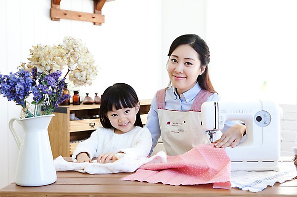 포토 JPG 식물 라이프스타일 여자 꽃 딸 행복 어린이 가사 가족 탁자 엄마 선반 실내 사랑 가족애 미소 웃음 사람 앉기 동양인 상반신 성인 두명 라이프 30대 꽃병 앞치마 유치원생 기쁨 한국인 자녀 직물 도움 바느질 천 재봉틀 즐거움 서랍장 여자만 국내포토 감정 가구 컨셉 관계 모션 표정 인종 내부 생활 장년 파일형식