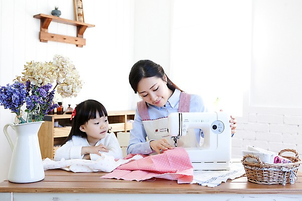 포토 JPG 식물 라이프스타일 여자 꽃 딸 행복 어린이 가사 가족 탁자 엄마 선반 실내 사랑 가족애 미소 웃음 사람 앉기 동양인 상반신 성인 두명 라이프 30대 꽃병 앞치마 유치원생 기쁨 한국인 자녀 직물 도움 바느질 천 재봉틀 즐거움 서랍장 여자만 국내포토 감정 가구 컨셉 관계 모션 표정 인종 내부 생활 장년 파일형식