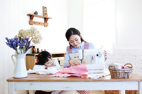 포토 JPG 식물 라이프스타일 여자 꽃 딸 행복 어린이 가사 가족 탁자 엄마 선반 실내 사랑 가족애 미소 웃음 사람 앉기 동양인 상반신 성인 두명 라이프 30대 바구니 꽃병 앞치마 유치원생 기쁨 한국인 자녀 직물 바느질 천 재봉틀 즐거움 서랍장 여자만 국내포토 감정 가구 관계 모션 표정 인종 내부 생활 장년 파일형식