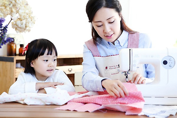 포토 JPG 라이프스타일 여자 딸 행복 어린이 가사 가족 탁자 엄마 실내 사랑 가족애 미소 웃음 사람 앉기 동양인 상반신 성인 두명 라이프 30대 앞치마 유치원생 기쁨 한국인 자녀 직물 바느질 천 재봉틀 즐거움 여자만 국내포토 감정 가구 관계 모션 표정 인종 내부 생활 장년 파일형식