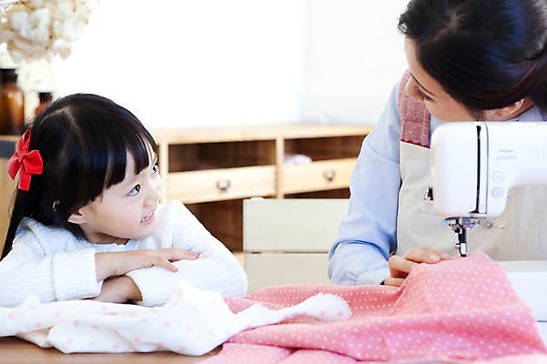 포토 JPG 라이프스타일 여자 딸 행복 어린이 가사 의자 가족 탁자 엄마 실내 사랑 가족애 미소 웃음 사람 앉기 동양인 상반신 성인 두명 라이프 30대 마주보기 앞치마 유치원생 기쁨 한국인 자녀 직물 바느질 천 재봉틀 즐거움 서랍장 여자만 국내포토 감정 가구 관계 모션 표정 인종 내부 생활 장년 파일형식