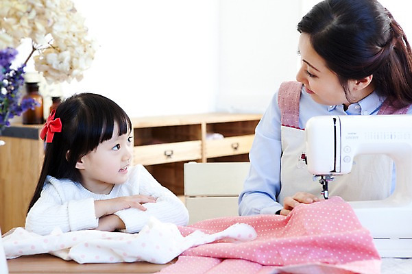 포토 JPG 라이프스타일 여자 딸 행복 어린이 가사 의자 가족 탁자 엄마 실내 사랑 가족애 미소 웃음 사람 앉기 동양인 상반신 성인 두명 라이프 30대 마주보기 앞치마 유치원생 기쁨 한국인 자녀 직물 도움 바느질 천 재봉틀 즐거움 서랍장 여자만 국내포토 감정 가구 컨셉 관계 모션 표정 인종 내부 생활 장년 파일형식