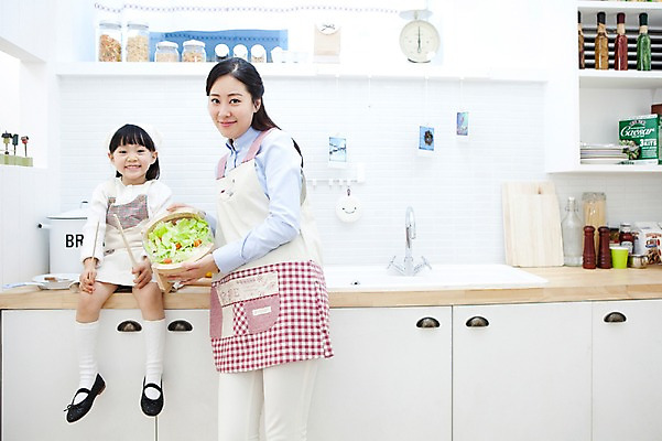 포토 JPG 전신 라이프스타일 여자 딸 행복 어린이 음식 가사 가족 엄마 주방용품 도마 실내 저울 사랑 가족애 서기 미소 웃음 들기 사람 앉기 동양인 상반신 성인 두명 라이프 30대 앞치마 유치원생 기쁨 샐러드 한국인 자녀 도움 즐거움 수도 양념통 샐러드스푼 샐러드포크 수도_상하수도 여자만 국내포토 감정 생활용품 포크 컨셉 관계 모션 통 표정 인종 내부 생활 장년 숟가락 양념 상하수도 파일형식