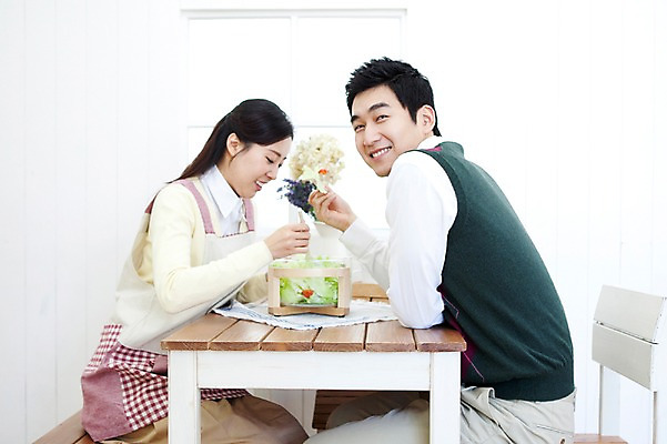 포토 JPG 라이프스타일 부부 커플 여자 남자 음식 가사 의자 식탁 탁자 엄마 실내 사랑 가족애 미소 웃음 들기 사람 앉기 동양인 상반신 성인 두명 라이프 30대 앞치마 샐러드 한국인 아빠 먹기 마주앉기 샐러드스푼 샐러드포크 장년만 성인만 국내포토 감정 가구 포크 가족 관계 모션 표정 인종 내부 생활 장년 숟가락 파일형식