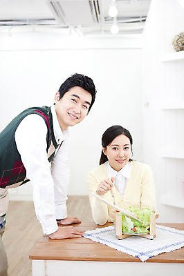 포토 JPG 라이프스타일 부부 커플 여자 남자 음식 포크 가사 식탁 탁자 엄마 실내 사랑 가족애 서기 미소 웃음 들기 사람 앉기 동양인 상반신 성인 두명 라이프 30대 앞치마 샐러드 한국인 아빠 샐러드스푼 샐러드포크 장년만 성인만 국내포토 식기 감정 가구 가족 관계 모션 표정 인종 내부 생활 장년 숟가락 파일형식