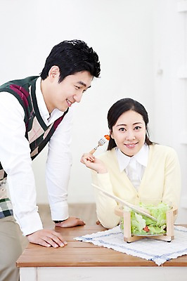 포토 JPG 라이프스타일 부부 커플 여자 남자 음식 포크 가사 식탁 탁자 엄마 실내 사랑 가족애 서기 미소 웃음 들기 사람 앉기 동양인 상반신 성인 두명 라이프 30대 앞치마 샐러드 한국인 아빠 샐러드스푼 샐러드포크 장년만 성인만 국내포토 식기 감정 가구 가족 관계 모션 표정 인종 내부 생활 장년 숟가락 파일형식