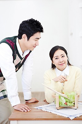 포토 JPG 라이프스타일 부부 커플 여자 남자 음식 포크 가사 식탁 탁자 엄마 실내 사랑 가족애 서기 미소 웃음 들기 사람 앉기 동양인 상반신 성인 두명 라이프 30대 앞치마 샐러드 한국인 아빠 샐러드스푼 샐러드포크 장년만 성인만 국내포토 식기 감정 가구 가족 관계 모션 표정 인종 내부 생활 장년 숟가락 파일형식
