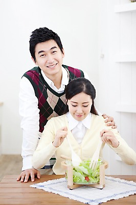 포토 JPG 라이프스타일 부부 커플 여자 남자 음식 가사 안기 식탁 탁자 엄마 실내 사랑 가족애 서기 미소 웃음 들기 사람 앉기 동양인 상반신 성인 두명 라이프 30대 앞치마 샐러드 한국인 아빠 샐러드스푼 샐러드포크 장년만 성인만 국내포토 감정 가구 포크 가족 관계 모션 표정 인종 내부 생활 장년 숟가락 파일형식