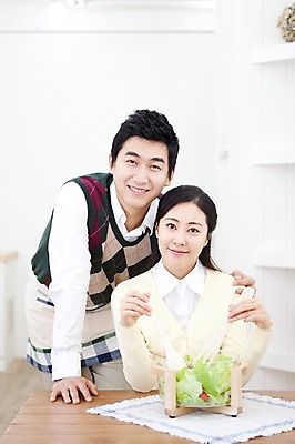 포토 JPG 라이프스타일 부부 커플 여자 남자 음식 가사 안기 식탁 탁자 엄마 실내 사랑 가족애 서기 미소 웃음 들기 사람 앉기 동양인 상반신 성인 두명 라이프 30대 앞치마 샐러드 한국인 도움 아빠 샐러드스푼 샐러드포크 장년만 성인만 국내포토 감정 가구 포크 컨셉 가족 관계 모션 표정 인종 내부 생활 장년 숟가락 파일형식