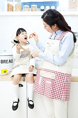 포토 JPG 전신 라이프스타일 여자 딸 행복 어린이 가사 채소 가족 엄마 피망 실내 두건 사랑 가족애 요리 서기 미소 웃음 들기 사람 앉기 동양인 상반신 성인 두명 라이프 30대 주방 앞치마 유치원생 기쁨 한국인 자녀 도움 먹여주기 즐거움 싱크대 양념통 샐러드포크 여자만 국내포토 감정 포크 컨셉 관계 모션 통 표정 인종 내부 생활 장년 양념 먹기 개수대 파일형식