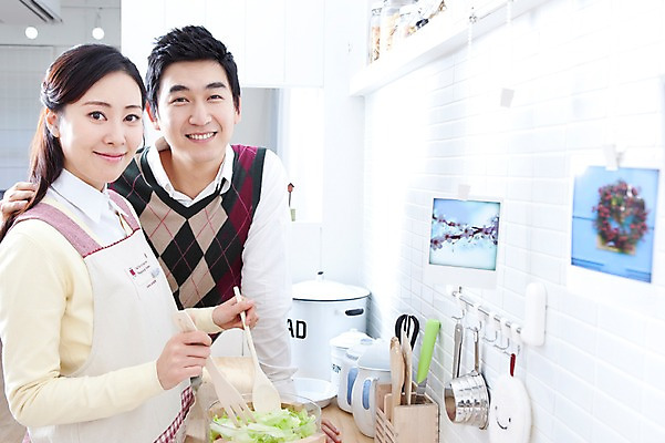 포토 JPG 라이프스타일 부부 커플 여자 남자 음식 가사 엄마 실내 사랑 가족애 요리 서기 미소 웃음 들기 사람 동양인 상반신 성인 두명 라이프 장식 30대 주방 앞치마 샐러드 한국인 아빠 싱크대 샐러드스푼 샐러드포크 기념사진 장년만 성인만 국내포토 감정 포크 가족 관계 모션 표정 인종 내부 생활 장년 숟가락 개수대 파일형식