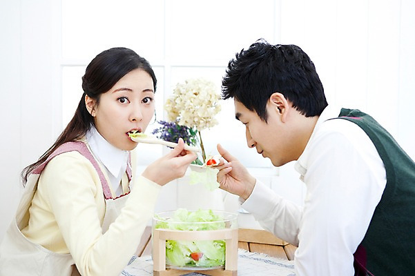 포토 JPG 라이프스타일 부부 커플 여자 남자 음식 가사 식탁 탁자 엄마 실내 사랑 가족애 서기 미소 웃음 들기 사람 앉기 동양인 상반신 성인 두명 라이프 30대 앞치마 샐러드 한국인 아빠 먹기 마주앉기 샐러드스푼 샐러드포크 장년만 성인만 국내포토 감정 가구 포크 가족 관계 모션 표정 인종 내부 생활 장년 숟가락 파일형식