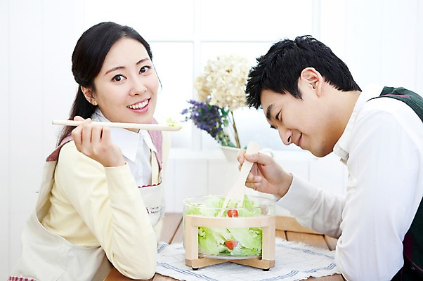 포토 JPG 라이프스타일 부부 커플 여자 남자 음식 가사 식탁 탁자 엄마 실내 사랑 가족애 서기 미소 웃음 들기 사람 앉기 동양인 상반신 성인 두명 라이프 30대 앞치마 샐러드 한국인 아빠 먹기 마주앉기 샐러드스푼 샐러드포크 장년만 성인만 국내포토 감정 가구 포크 가족 관계 모션 표정 인종 내부 생활 장년 숟가락 파일형식