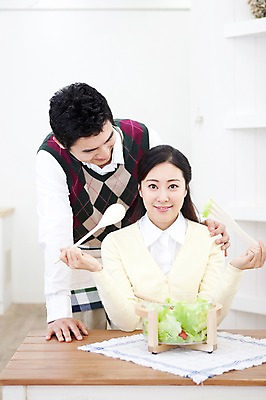포토 JPG 라이프스타일 부부 커플 여자 남자 음식 가사 식탁 탁자 엄마 실내 서기 미소 웃음 들기 사람 앉기 동양인 상반신 성인 두명 라이프 30대 앞치마 샐러드 한국인 아빠 샐러드스푼 샐러드포크 장년만 성인만 국내포토 가구 포크 가족 관계 모션 표정 인종 내부 생활 장년 숟가락 파일형식