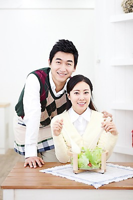 포토 JPG 라이프스타일 부부 커플 여자 남자 음식 가사 식탁 탁자 엄마 실내 서기 미소 웃음 들기 사람 앉기 동양인 상반신 성인 두명 라이프 30대 앞치마 샐러드 한국인 아빠 샐러드스푼 샐러드포크 장년만 성인만 국내포토 가구 포크 가족 관계 모션 표정 인종 내부 생활 장년 숟가락 파일형식