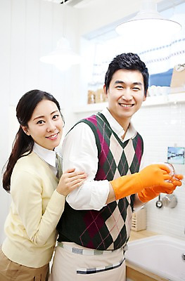 포토 JPG 라이프스타일 그릇 부부 커플 여자 남자 가사 엄마 실내 서기 미소 웃음 들기 사람 동양인 상반신 성인 두명 라이프 30대 주방 앞치마 한국인 커튼 아빠 설거지 싱크대 고무장갑 장년만 성인만 국내포토 식기 장갑 가족 관계 모션 표정 인종 내부 생활 장년 개수대 고무 파일형식